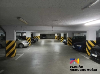 Miejsce postojowe + skrytka przy Rzeźniczaka 11B